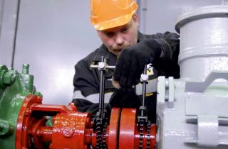 Слесарь-ремонтник нефтепромыслового оборудования